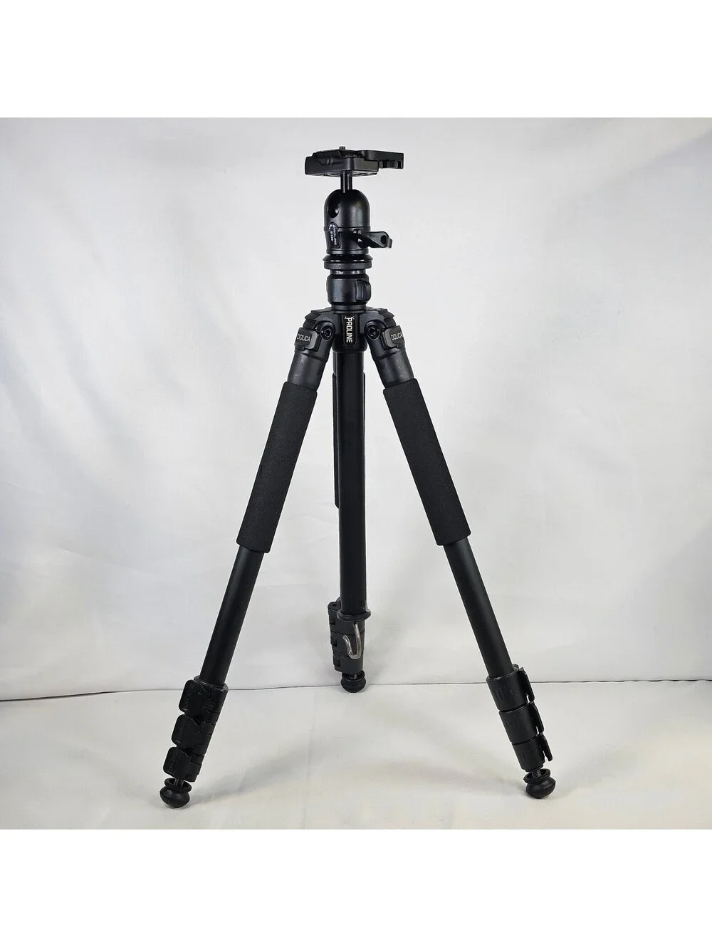 Dolica Proline Aluminum Alloy Tripod with Ball Head and Padded Carrying Case Blk